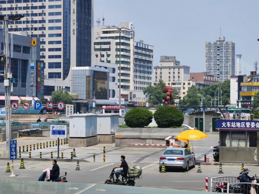 停1天100块？郑州一公共停车场超时1分钟按半小时收费，记者现场实探......