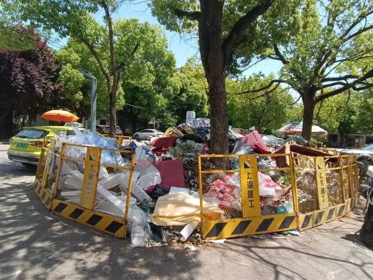 取快递时都要绕着走行“注目礼”，上海这个老小区居民叫苦不迭