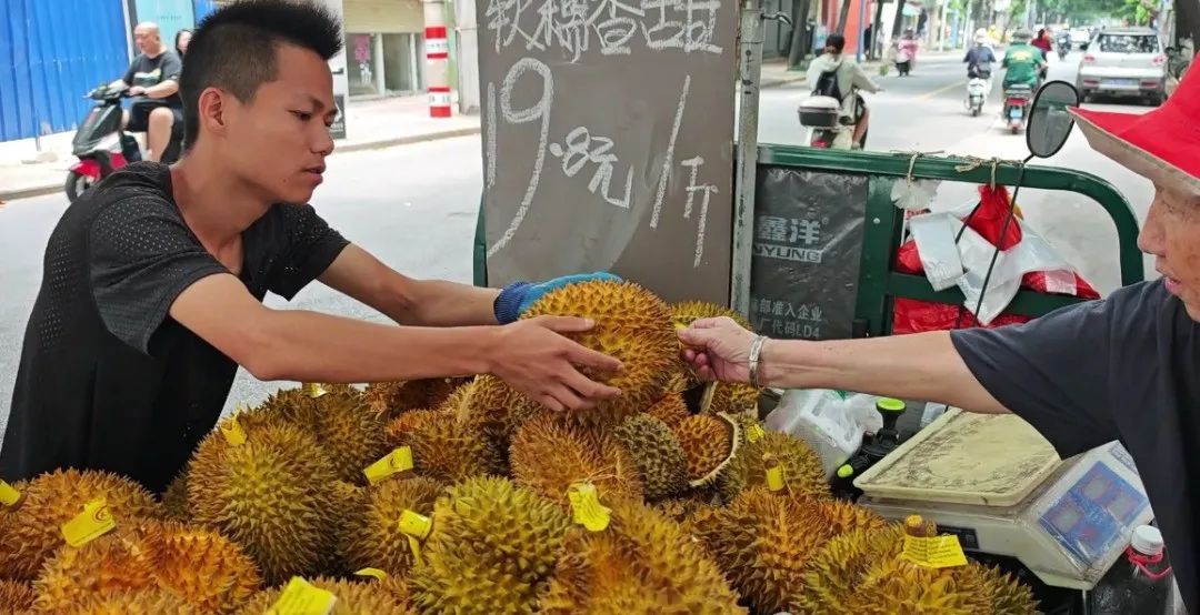 广西街头上“打骨折”的榴莲真那么抵值？吃货们注意了……