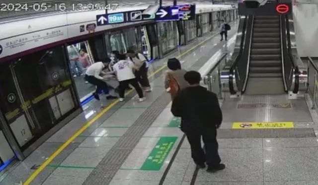 杭州地铁突发！这一跪刷屏朋友圈...