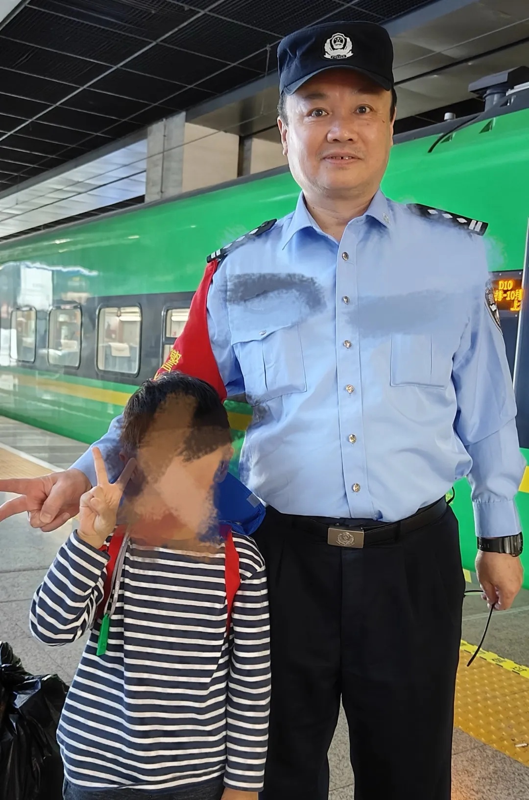 千钧一发!上海站一幼童不慎掉入列车与站台缝隙,乘警紧急施救 千钧一发!上海站一幼童不慎掉入列车与站台缝隙,乘警紧急施救