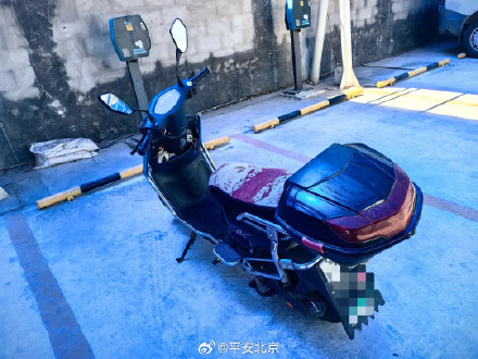 骑着自行车去偷电动车