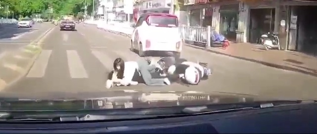 行拘7天！“小E”别车致柳州两女子摔倒，警方处罚结果来了→