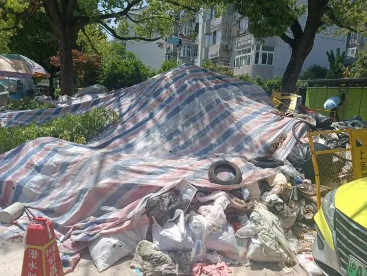 取快递时都要绕着走行“注目礼”，上海这个老小区居民叫苦不迭