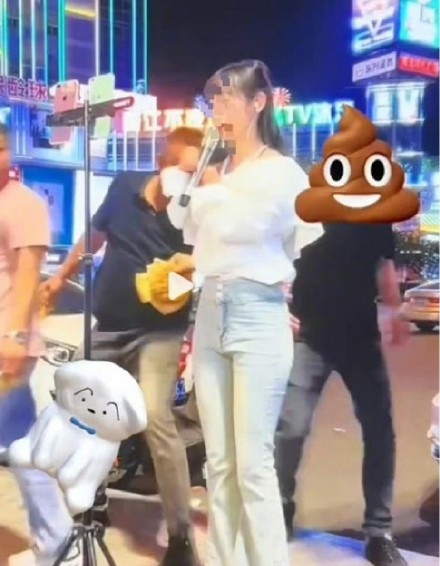 警方通报女孩直播时遭陌生男子“咸猪手” 警方通报女孩直播时遭陌生男子“咸猪手”