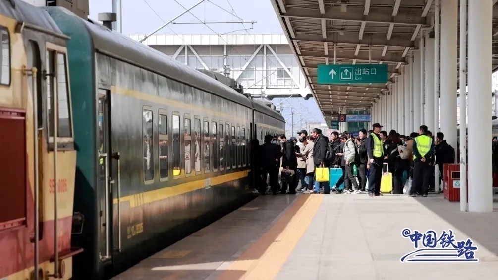 老乡叫它“双节棍”!这可能是中国最短的火车 老乡叫它“双节棍”!这可能是中国最短的火车