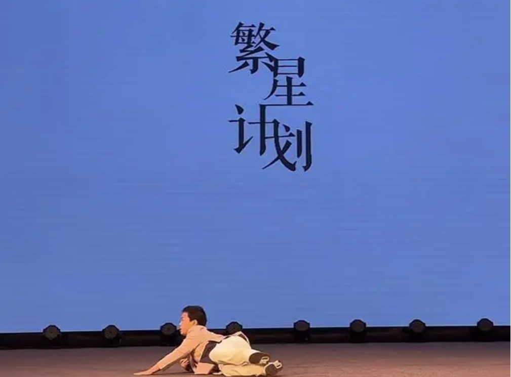 只有十几秒，却看哭了！男孩比赛中摔倒，没想到……