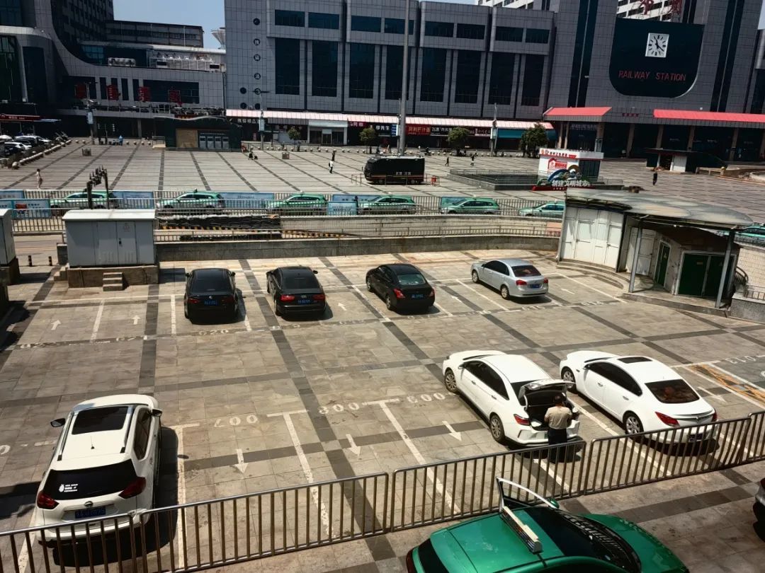 停1天100块？郑州一公共停车场超时1分钟按半小时收费，记者现场实探......