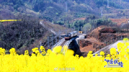 只有两节车厢的火车，到底有多可爱！