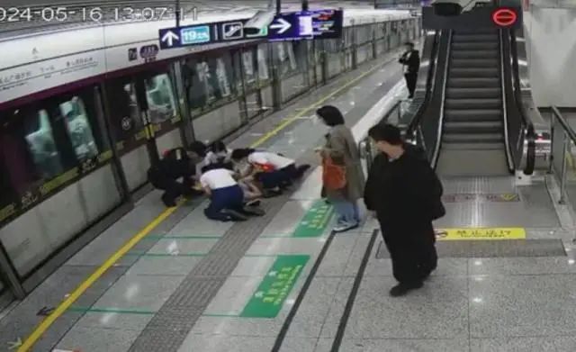 杭州地铁突发！这一跪刷屏朋友圈...