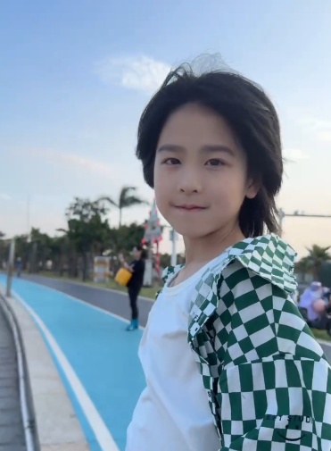 长沙9岁男孩留2年长发捐给癌症患者,妈妈:判断一个人是否阳刚,并非外在 长沙9岁男孩留2年长发捐给癌症患者,妈妈:判断一个人是否阳刚,并非外在