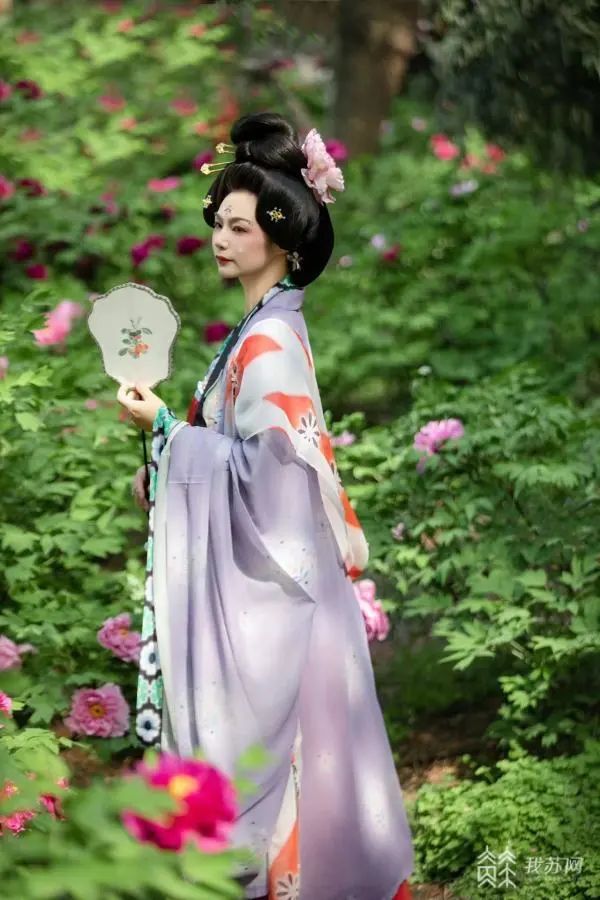 8年复原50多套汉服 南京女孩将壁画服饰变成现实 8年复原50多套汉服 南京女孩将壁画服饰变成现实