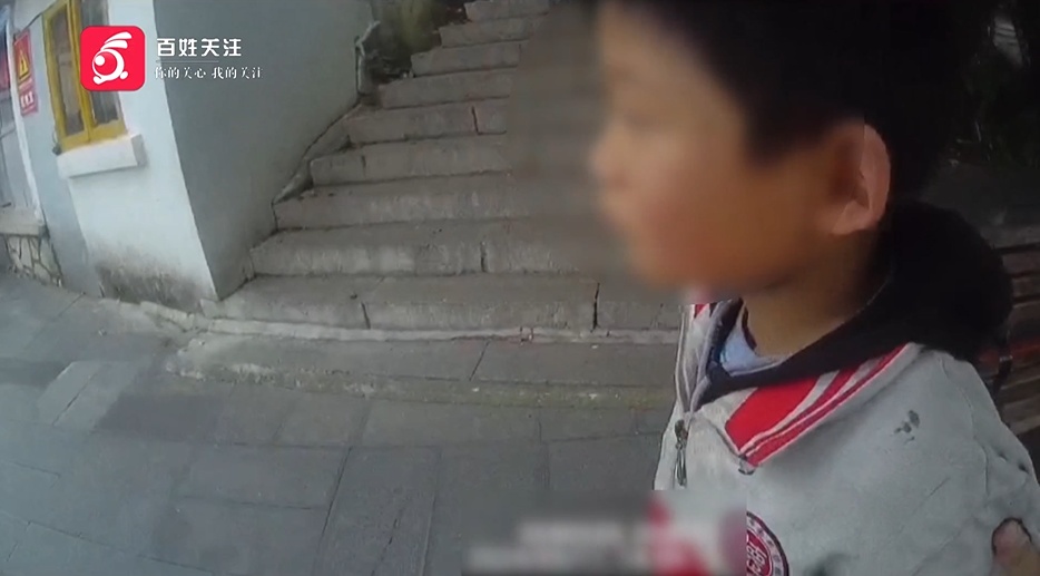 “跑得太快了”!贵阳一小学生在街头被“抓住”,万幸的是有“警”无险 “跑得太快了”!贵阳一小学生在街头被“抓住”,万幸的是有“警”无险