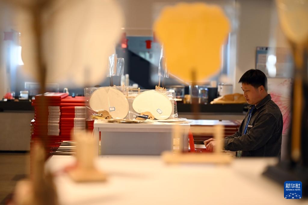 新华全媒+·小镇有非遗丨非遗宣纸焕新生 新华全媒+·小镇有非遗丨非遗宣纸焕新生