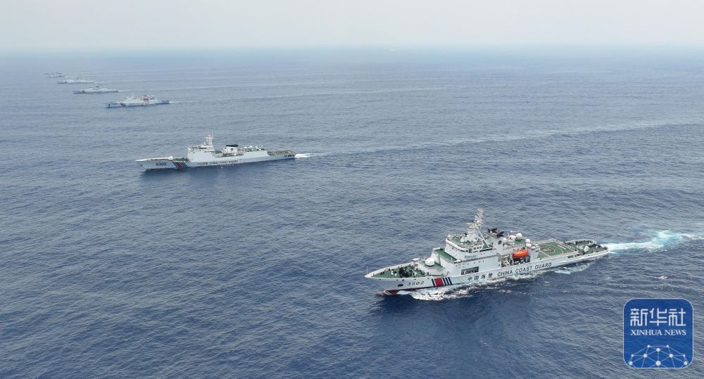 中国海警3502编队在黄岩岛海域投入训练