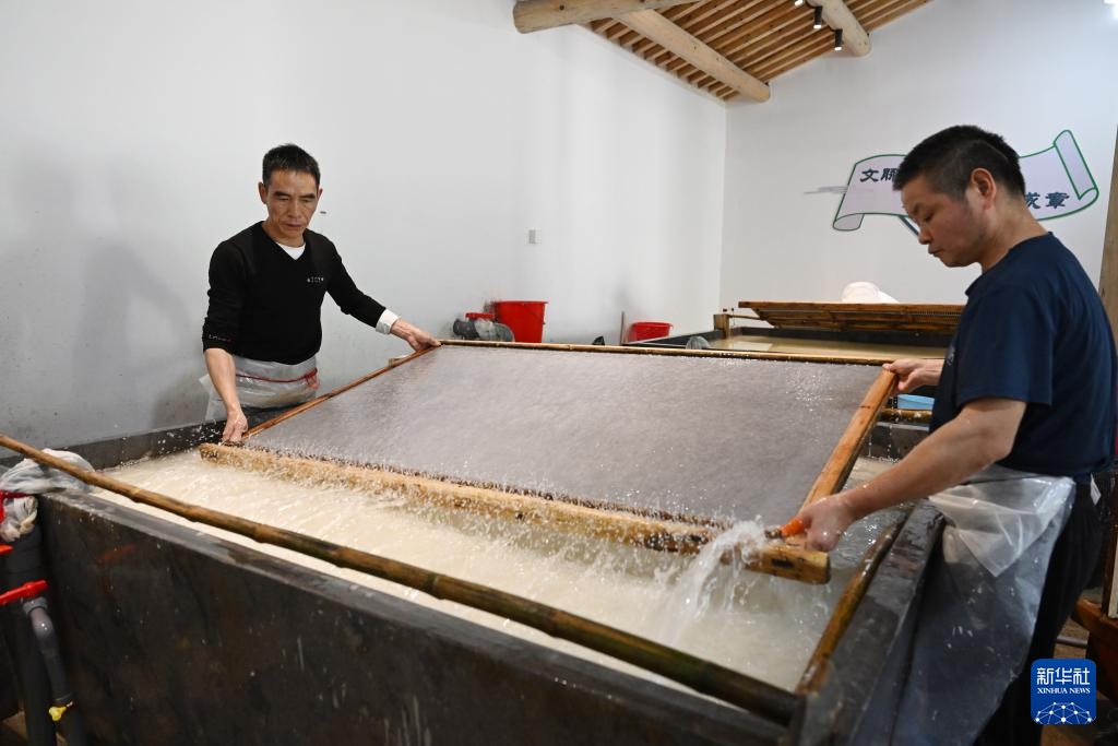 新华全媒+·小镇有非遗丨非遗宣纸焕新生 新华全媒+·小镇有非遗丨非遗宣纸焕新生