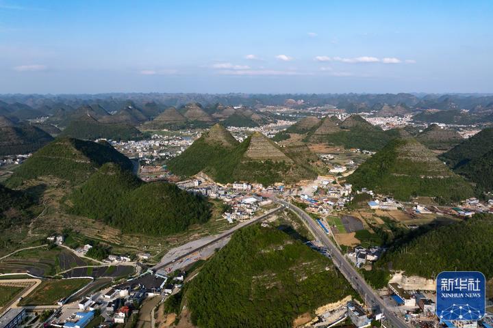 贵州安龙“金字塔”，中外游客来打卡