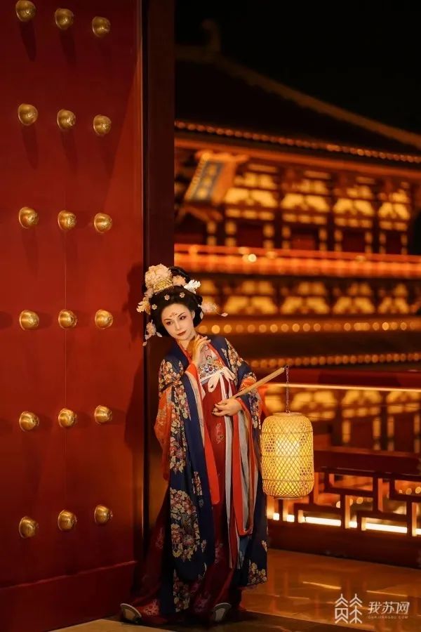 8年复原50多套汉服 南京女孩将壁画服饰变成现实 8年复原50多套汉服 南京女孩将壁画服饰变成现实