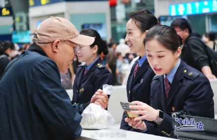 1至4月全国铁路发送旅客13.7亿人次 1至4月全国铁路发送旅客13.7亿人次