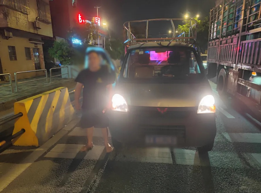 佛山一货车搭人又搭鹅,还是“上下铺”!民警一看傻眼了...... 佛山一货车搭人又搭鹅,还是“上下铺”!民警一看傻眼了......