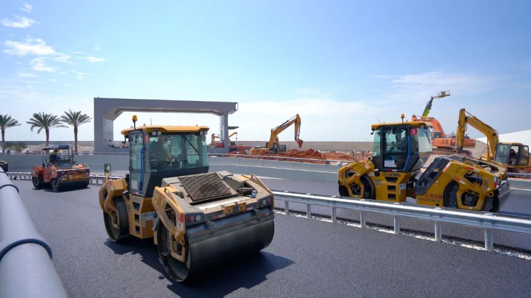 三次刷新世界纪录!深中通道全线完成沥青摊铺 三次刷新世界纪录!深中通道全线完成沥青摊铺