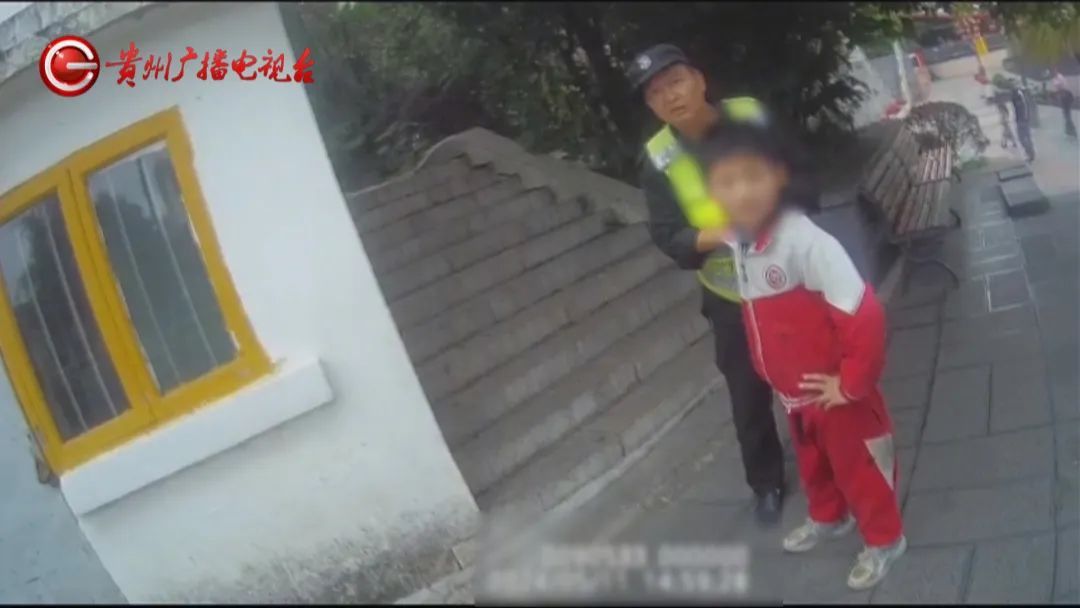“跑得太快了”!贵阳一小学生在街头被“抓住”,万幸的是有“警”无险 “跑得太快了”!贵阳一小学生在街头被“抓住”,万幸的是有“警”无险