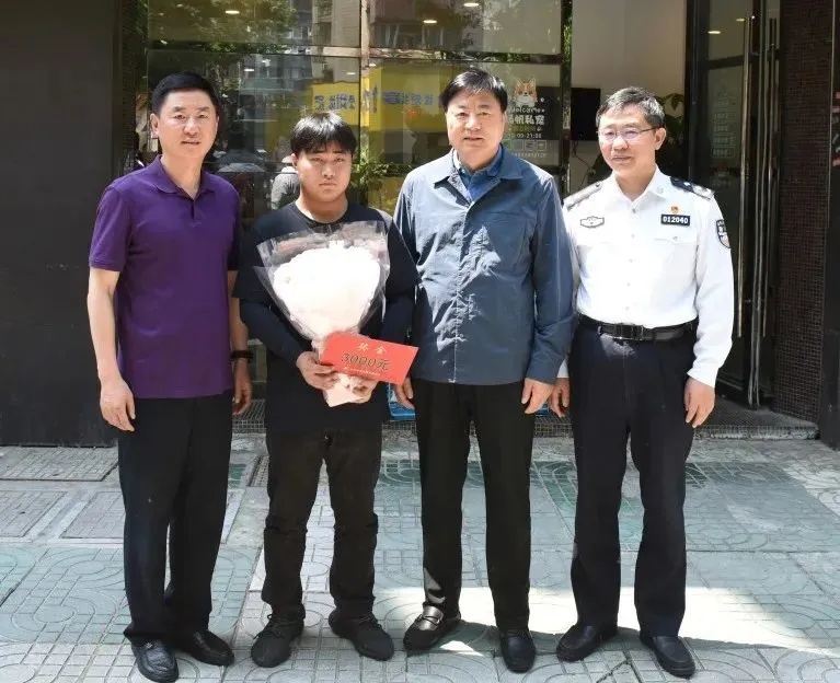 小伙扶摔倒老人反被家属指责，警方确认其无责，获见义勇为奖励