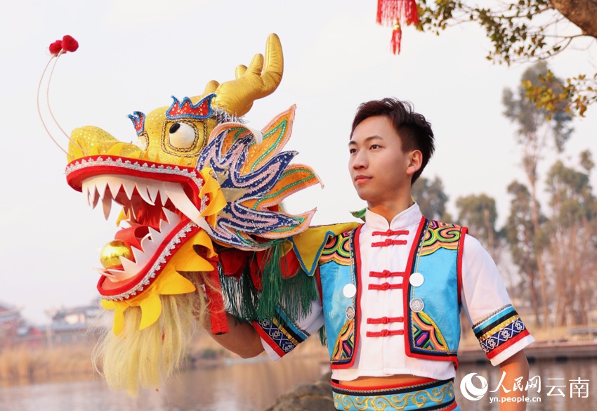 答辩现场跳“霸王鞭”!网友:好牛的表情管理…… 答辩现场跳“霸王鞭”!网友:好牛的表情管理……