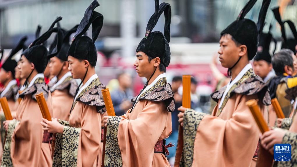 贵阳举行民族巡游大联欢活动