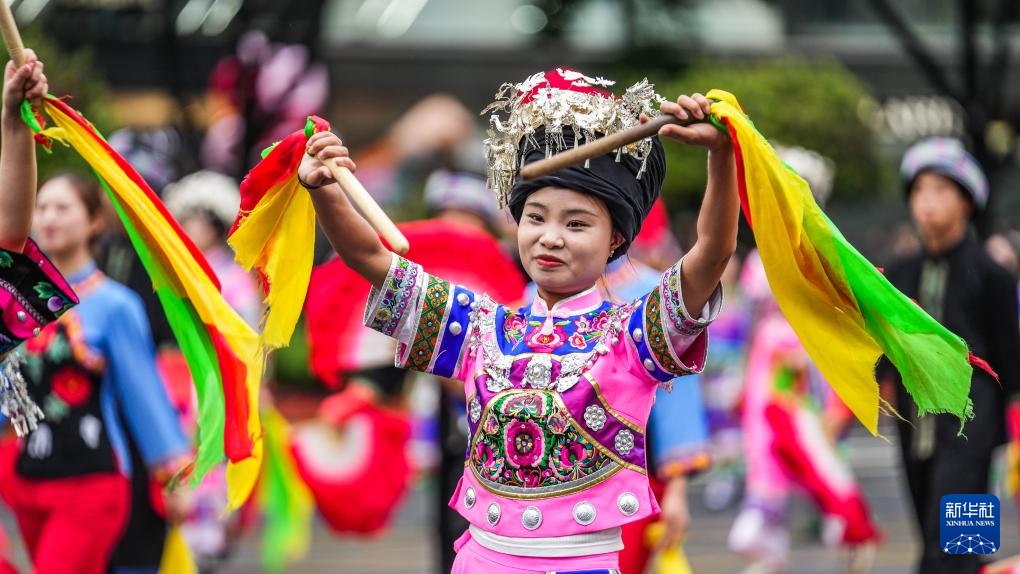 贵阳举行民族巡游大联欢活动