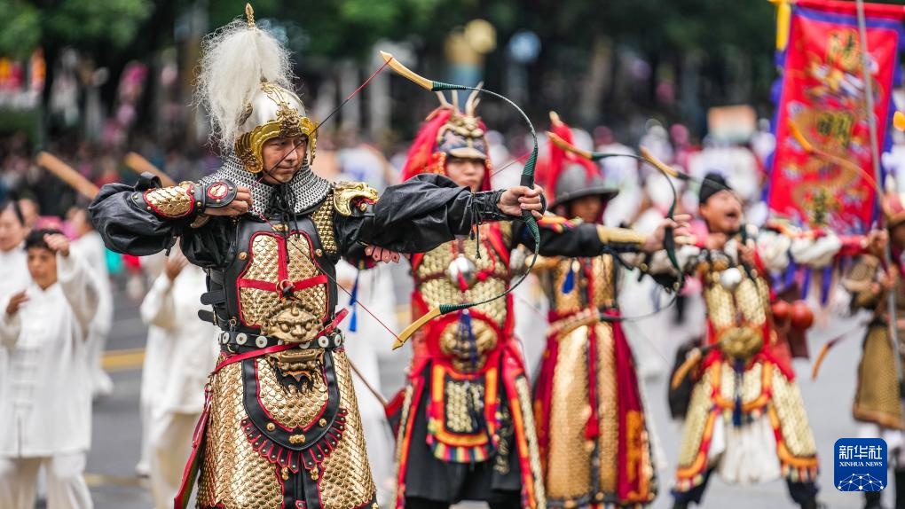 贵阳举行民族巡游大联欢活动