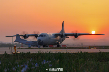 战机与霞光同框，美！