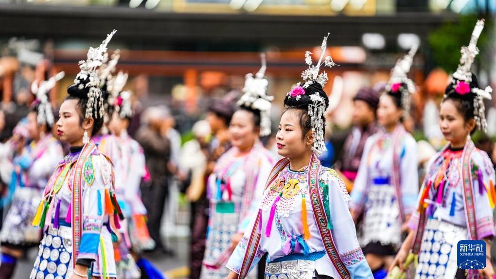 贵阳举行民族巡游大联欢活动