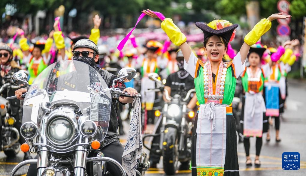 贵阳举行民族巡游大联欢活动