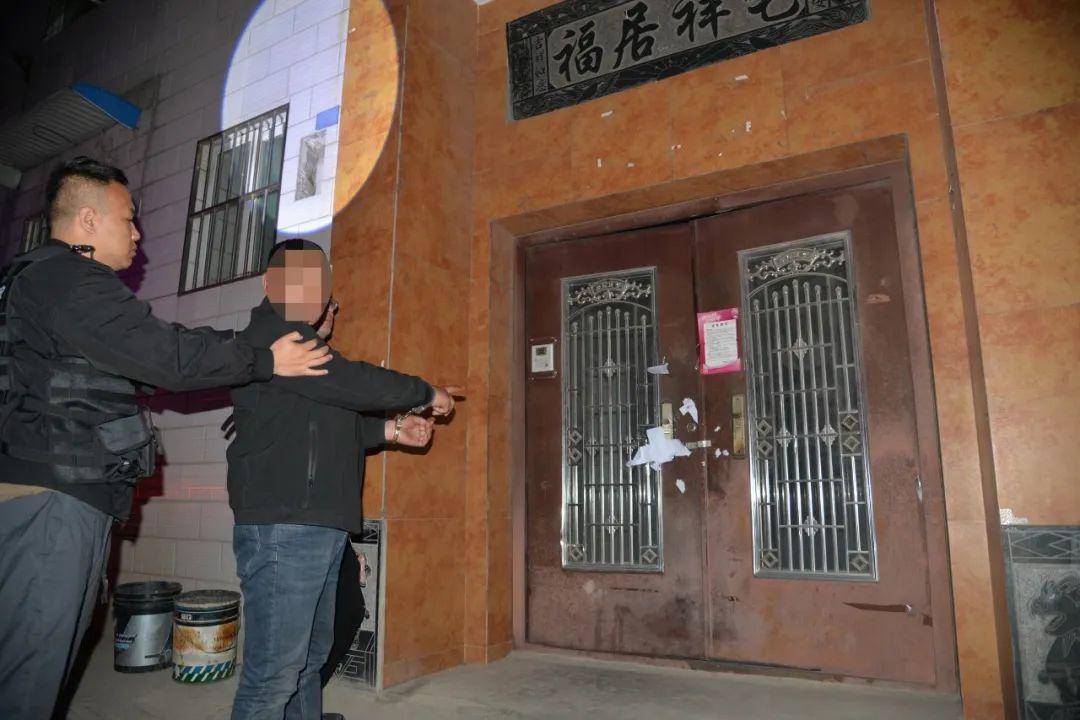 出租屋命案：因琐事生怨男子砍工友30余刀，潜逃4天后被抓