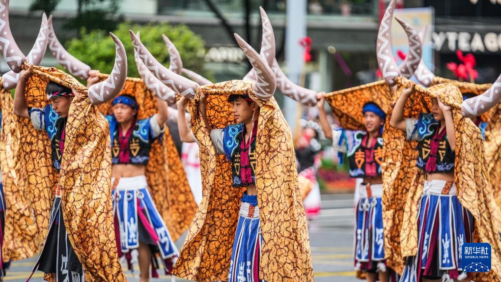 贵阳举行民族巡游大联欢活动