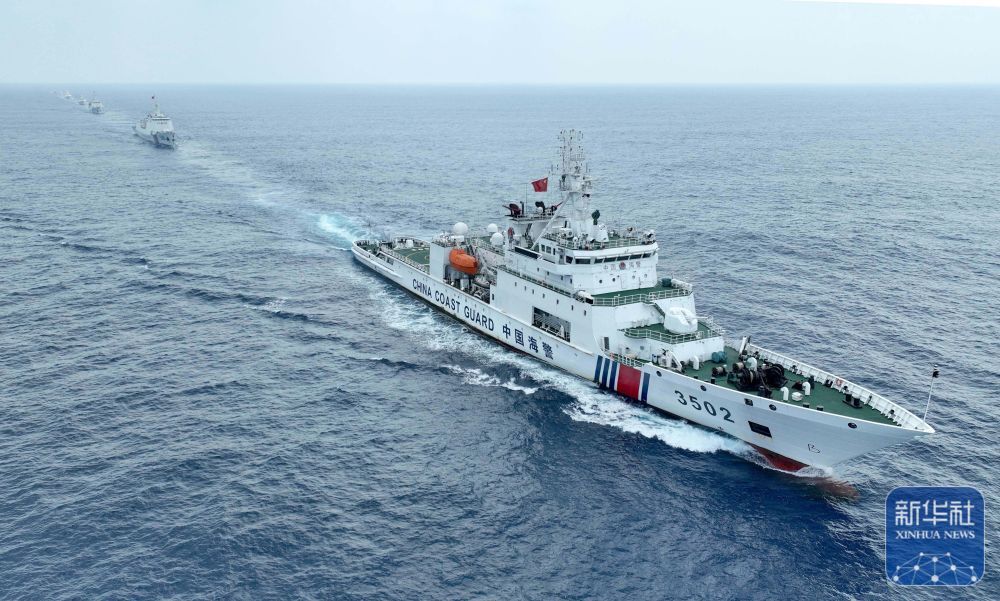 中国海警3502编队在黄岩岛海域投入训练