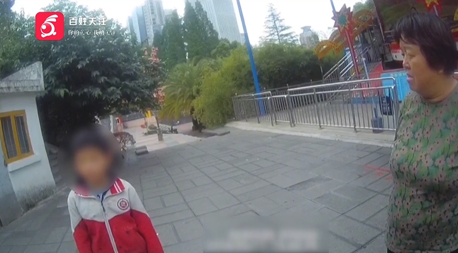 “跑得太快了”!贵阳一小学生在街头被“抓住”,万幸的是有“警”无险 “跑得太快了”!贵阳一小学生在街头被“抓住”,万幸的是有“警”无险