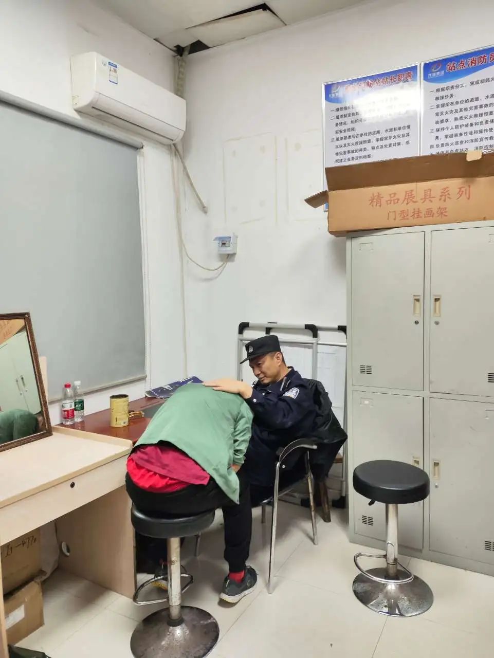 长沙汽车东站里，他紧紧抱住警察！