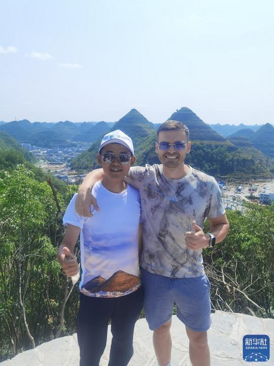 贵州安龙“金字塔”，中外游客来打卡