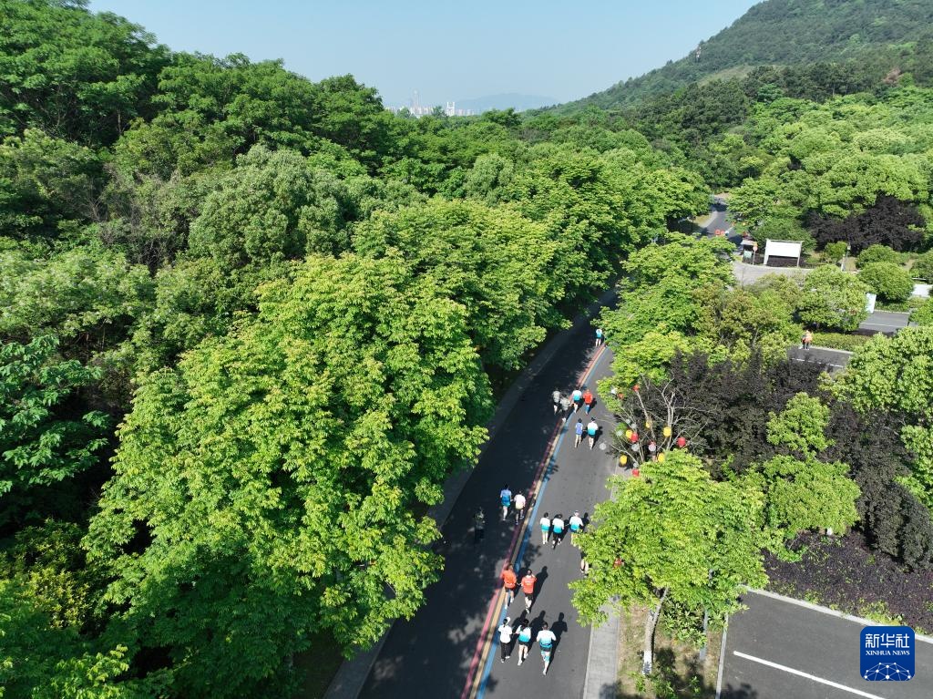 彩虹绳牵起快乐奔跑 彩虹绳牵起快乐奔跑