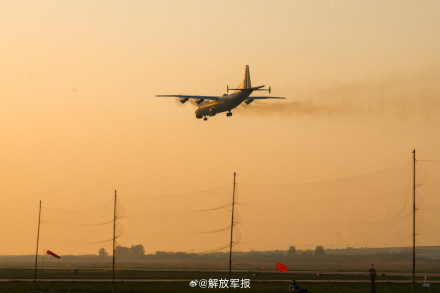 战机与霞光同框，美！