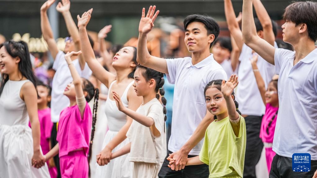 贵阳举行民族巡游大联欢活动