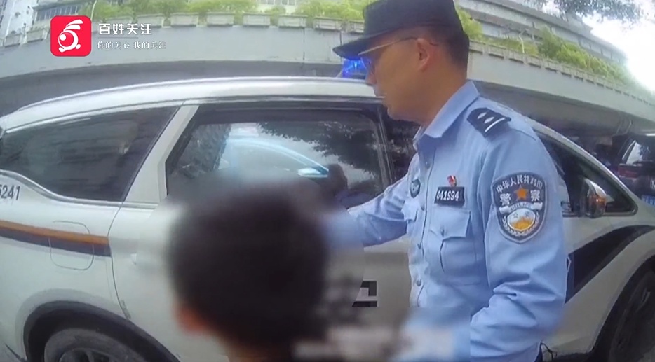 “跑得太快了”!贵阳一小学生在街头被“抓住”,万幸的是有“警”无险 “跑得太快了”!贵阳一小学生在街头被“抓住”,万幸的是有“警”无险