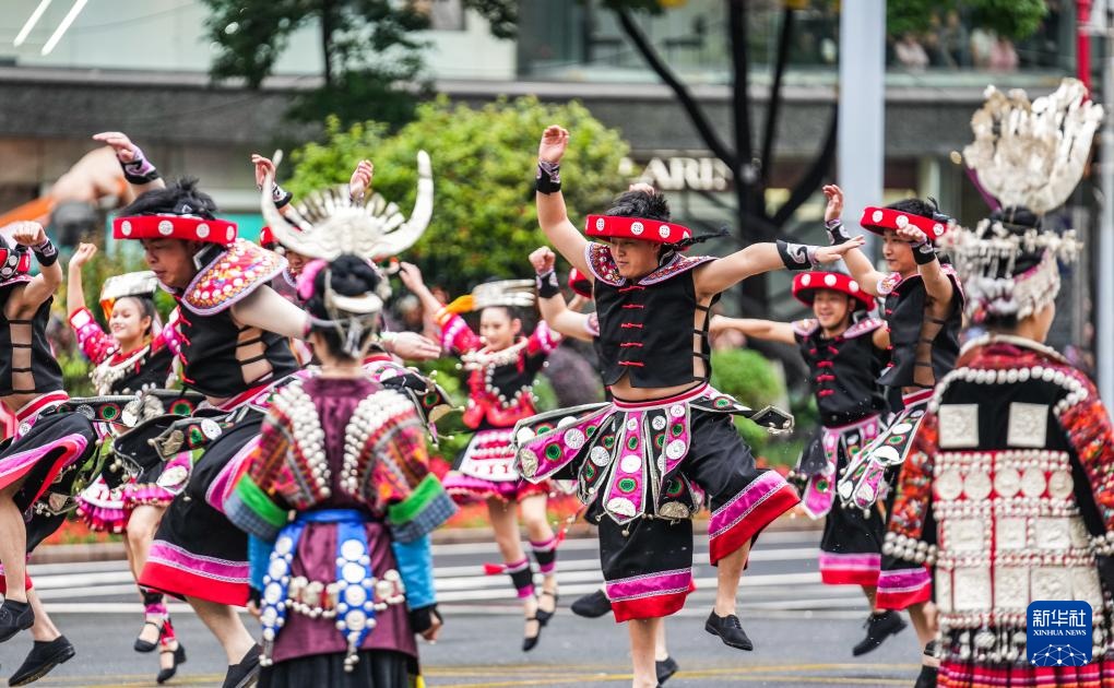 贵阳举行民族巡游大联欢活动