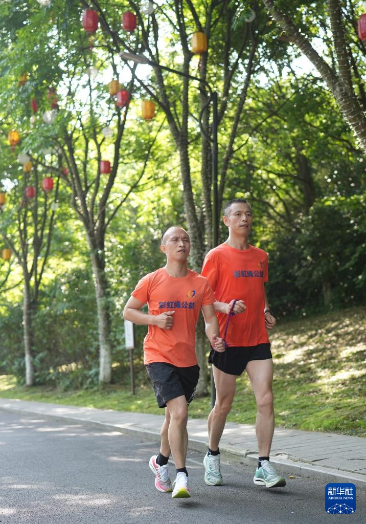 彩虹绳牵起快乐奔跑 彩虹绳牵起快乐奔跑