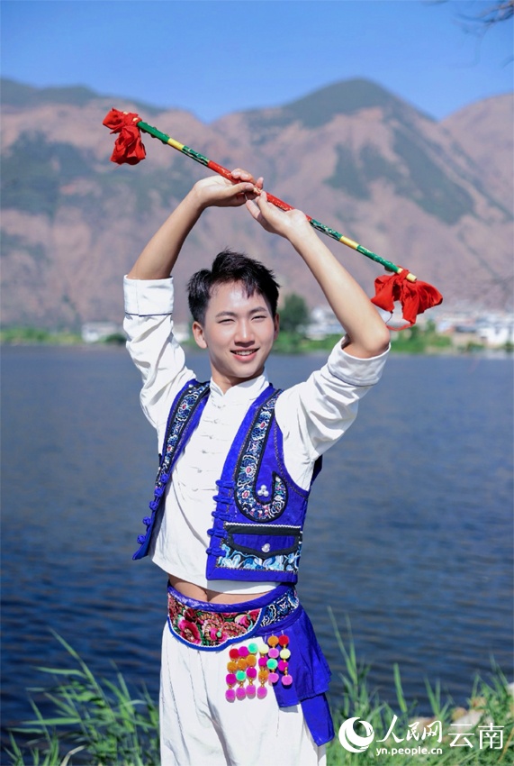 答辩现场跳“霸王鞭”!网友:好牛的表情管理…… 答辩现场跳“霸王鞭”!网友:好牛的表情管理……