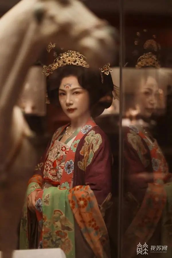 8年复原50多套汉服 南京女孩将壁画服饰变成现实 8年复原50多套汉服 南京女孩将壁画服饰变成现实