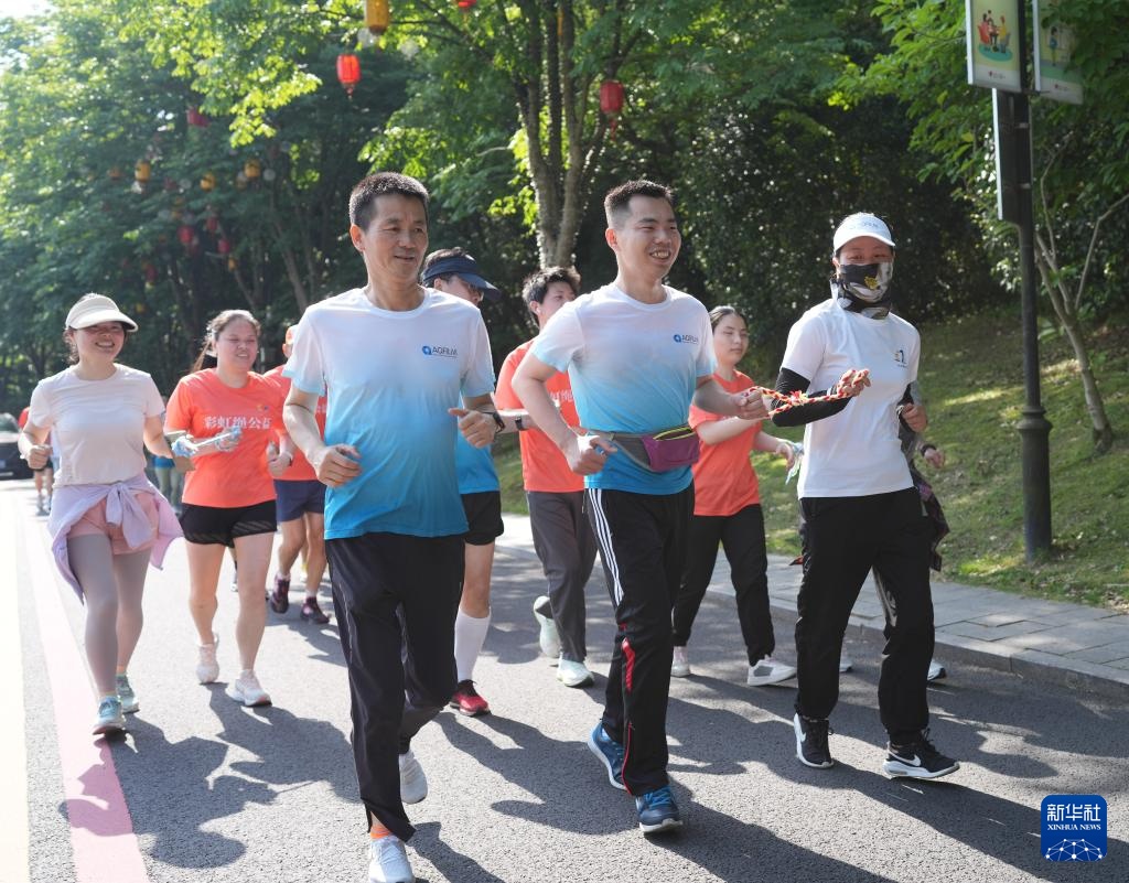 彩虹绳牵起快乐奔跑 彩虹绳牵起快乐奔跑