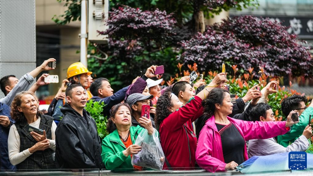 贵阳举行民族巡游大联欢活动